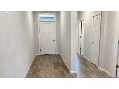 Entry Way - 2011 Bethany St, Longview, WA 98632 photo 2 of 2