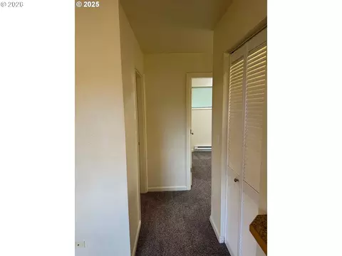 Entry Way - 2046 W 14th Pl, Eugene, OR 97402 photo 2 of 3