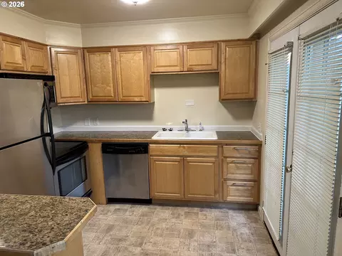 Kitchen - 2046 W 14th Pl, Eugene, OR 97402 photo 2 of 5