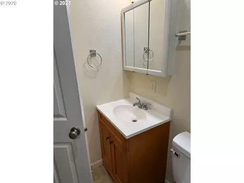 Bath - 2046 W 14th Pl, Eugene, OR 97402 photo 2 of 2