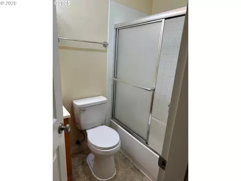 Bath - 2046 W 14th Pl, Eugene, OR 97402 photo 1 of 2