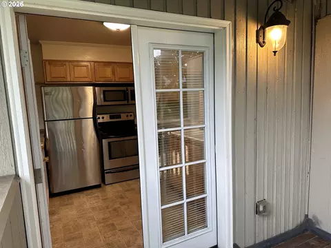 Kitchen - 2046 W 14th Pl, Eugene, OR 97402 photo 5 of 5