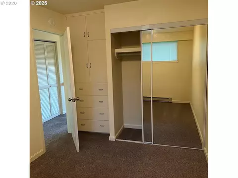 Bedroom - 2046 W 14th Pl, Eugene, OR 97402 photo 3 of 4