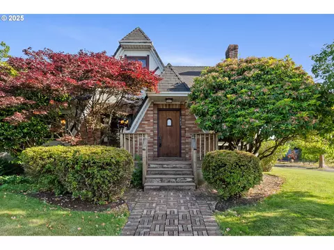 1703 4th St, Tillamook, OR 97141