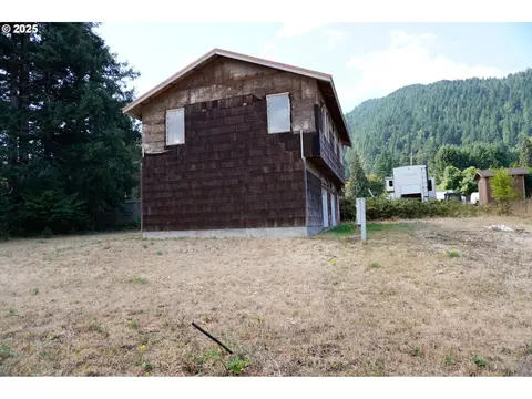 Exterior - 815 E Ave, Powers, OR 97466 photo 1 of 4