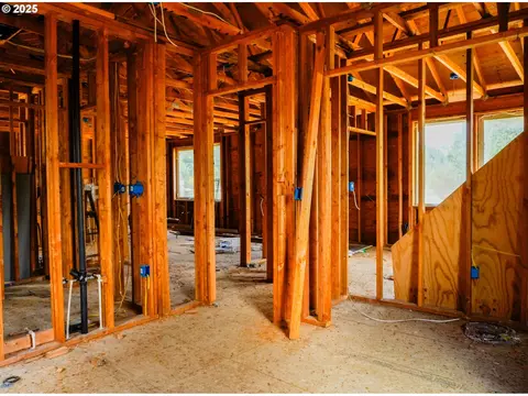 Entry Way - 815 E Ave, Powers, OR 97466 photo 2 of 2