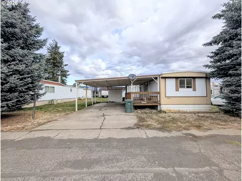 1806 26th St #22, La Grande, OR 97850