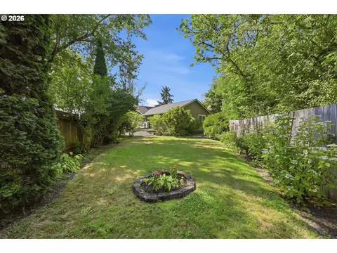 Exterior - 885 Randall St, Eugene, OR 97401 photo 8 of 13