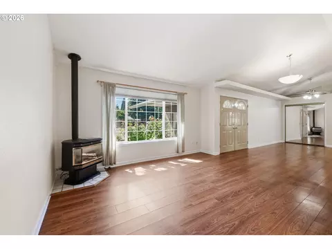 Living - 885 Randall St, Eugene, OR 97401 photo 1 of 4