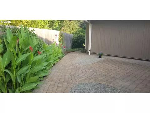 Exterior - 885 Randall St, Eugene, OR 97401 photo 4 of 13