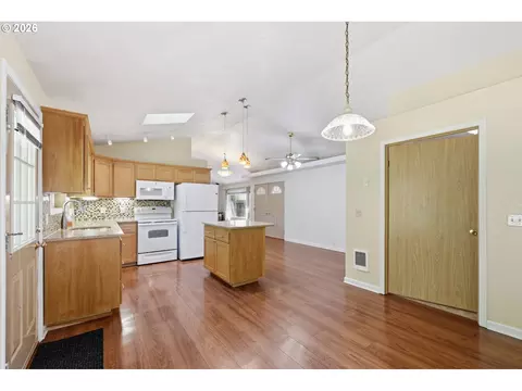 Kitchen - 885 Randall St, Eugene, OR 97401 photo 4 of 5