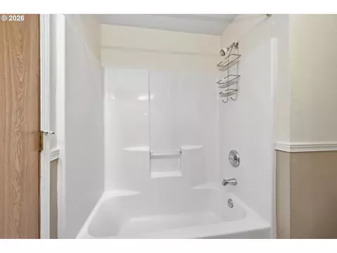 Bath - 885 Randall St, Eugene, OR 97401 photo 4 of 4