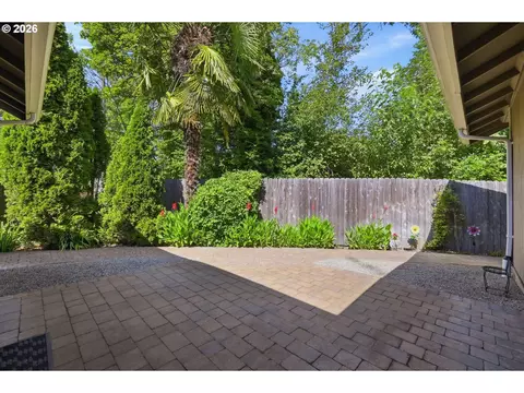 Exterior - 885 Randall St, Eugene, OR 97401 photo 5 of 13