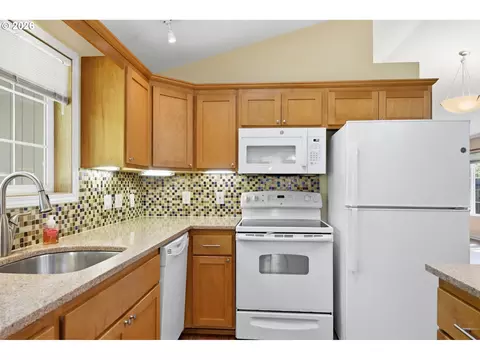 Kitchen - 885 Randall St, Eugene, OR 97401 photo 2 of 5