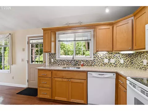 Kitchen - 885 Randall St, Eugene, OR 97401 photo 3 of 5