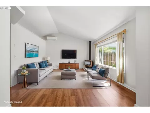 Living - 885 Randall St, Eugene, OR 97401 photo 2 of 4