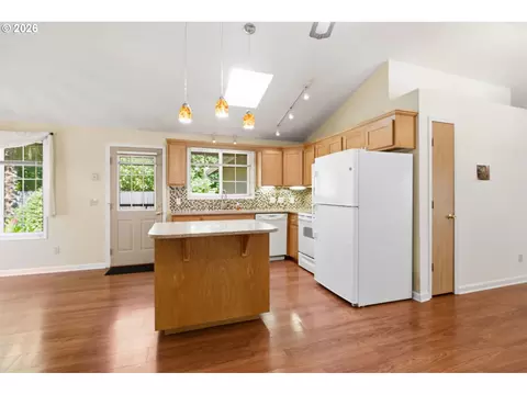 Kitchen - 885 Randall St, Eugene, OR 97401 photo 5 of 5