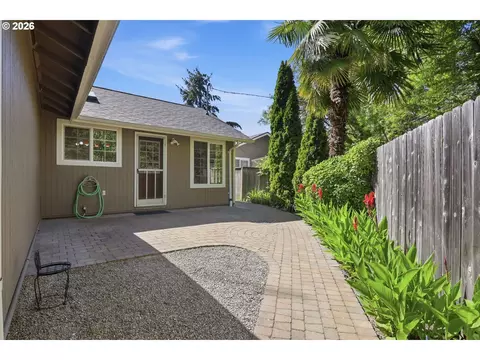 Exterior - 885 Randall St, Eugene, OR 97401 photo 3 of 13
