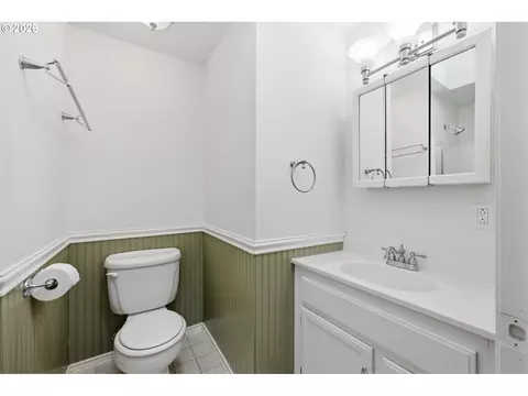 Bath - 885 Randall St, Eugene, OR 97401 photo 2 of 4