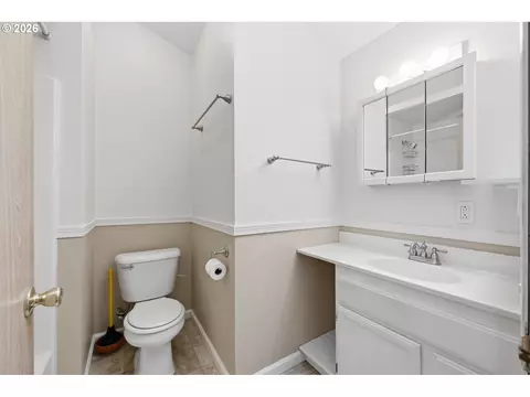Bath - 885 Randall St, Eugene, OR 97401 photo 3 of 4