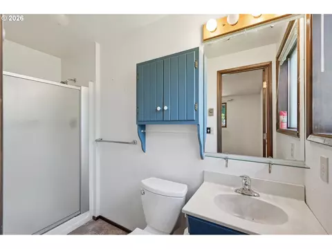 Bath - 2995 Camrose St, Eugene, OR 97404 photo 2 of 2