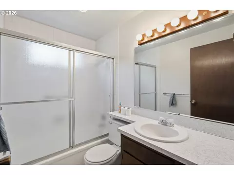 Bath - 2995 Camrose St, Eugene, OR 97404 photo 1 of 2