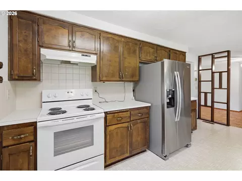 Kitchen - 2995 Camrose St, Eugene, OR 97404 photo 5 of 6