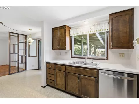 Kitchen - 2995 Camrose St, Eugene, OR 97404 photo 4 of 6
