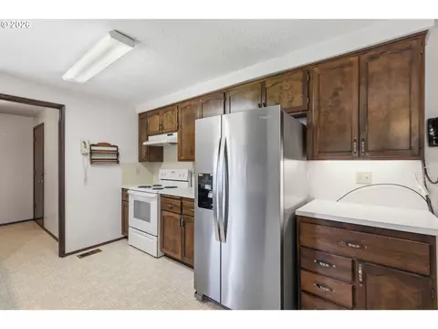Kitchen - 2995 Camrose St, Eugene, OR 97404 photo 6 of 6