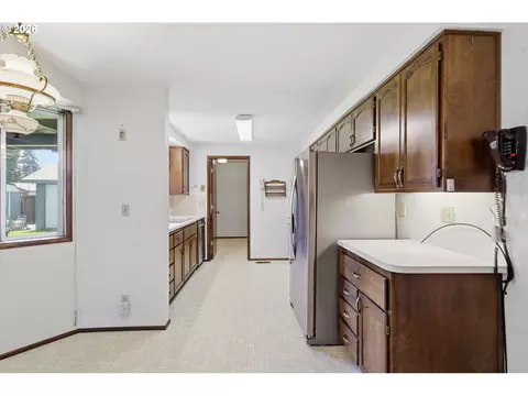 Kitchen - 2995 Camrose St, Eugene, OR 97404 photo 2 of 6