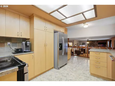 Kitchen - 36305 Yocum Loop, Sandy, OR 97055 photo 3 of 4