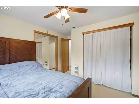 Bedroom - 36305 Yocum Loop, Sandy, OR 97055 photo 3 of 5