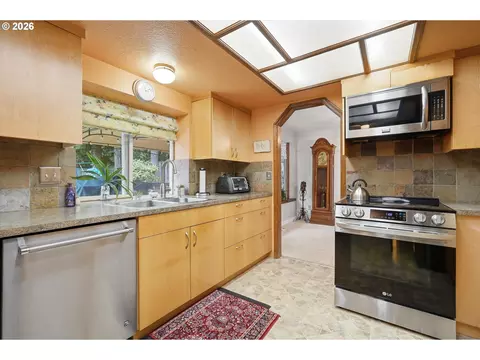 Kitchen - 36305 Yocum Loop, Sandy, OR 97055 photo 1 of 4