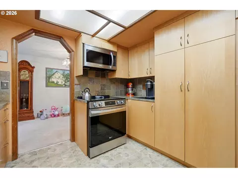 Kitchen - 36305 Yocum Loop, Sandy, OR 97055 photo 2 of 4