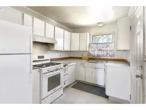 915 NE 4th St, Gresham, OR 97030 photo 2