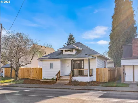 824 SE Tacoma St, Portland, OR 97202