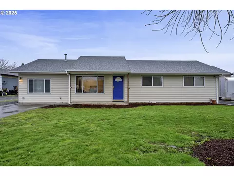 820 E 3rd St, Molalla, OR 97038