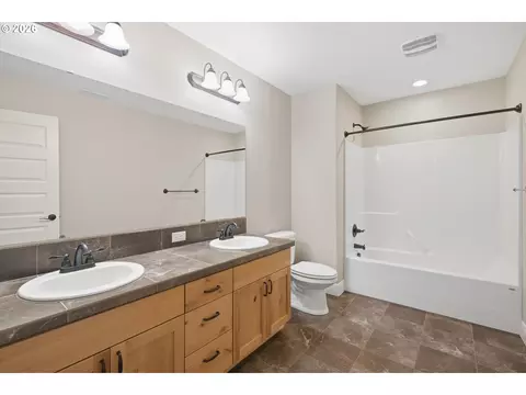 Bath - 12840 SE 257th Ave, Damascus, OR 97089 photo 6 of 6