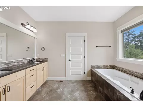 Bath - 12840 SE 257th Ave, Damascus, OR 97089 photo 4 of 6
