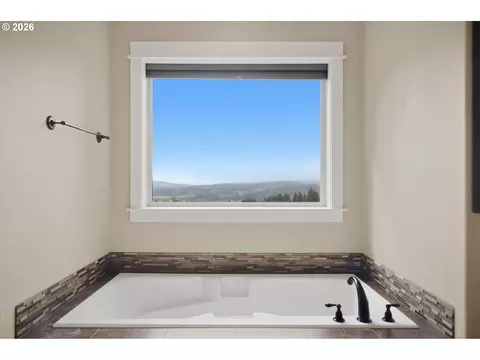 Bath - 12840 SE 257th Ave, Damascus, OR 97089 photo 2 of 6