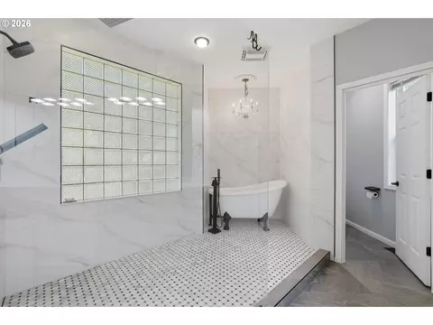 Bath - 9850 NE Meadow Loop, Newberg, OR 97132 photo 2 of 4