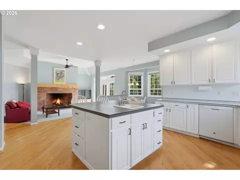 Kitchen - 9850 NE Meadow Loop, Newberg, OR 97132 photo 2 of 5