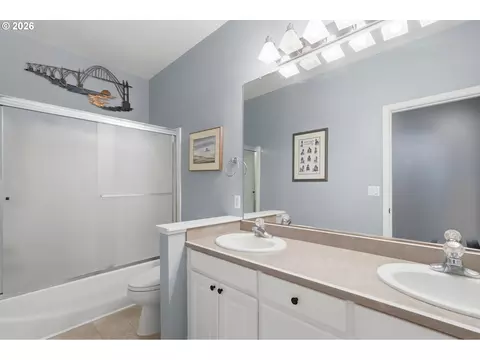 Bath - 9850 NE Meadow Loop, Newberg, OR 97132 photo 4 of 4