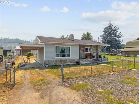 402 3rd St, Wallowa, OR 97885