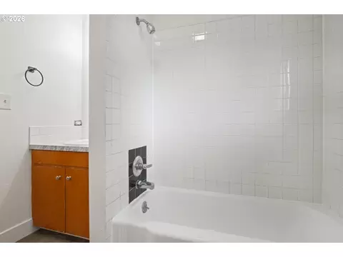 Bath - 18411 SE Ivon Ct, Gresham, OR 97030 photo 2 of 2