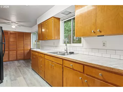 Kitchen - 18411 SE Ivon Ct, Gresham, OR 97030 photo 2 of 4