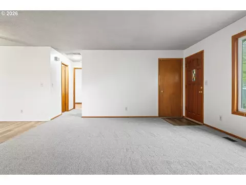 Living - 18411 SE Ivon Ct, Gresham, OR 97030 photo 6 of 8