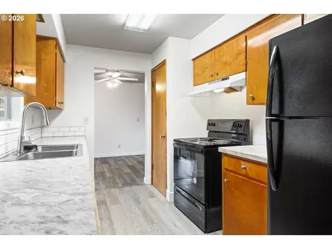 Kitchen - 18411 SE Ivon Ct, Gresham, OR 97030 photo 4 of 4