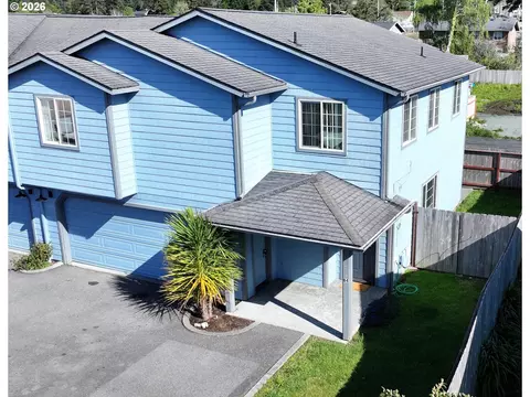 714 Pioneer Rd #B4, Brookings, OR 97415