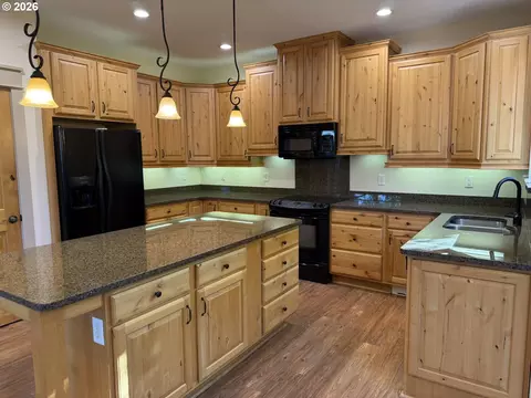 Kitchen - 1610 38th Loop, Florence, OR 97439 photo 1 of 1